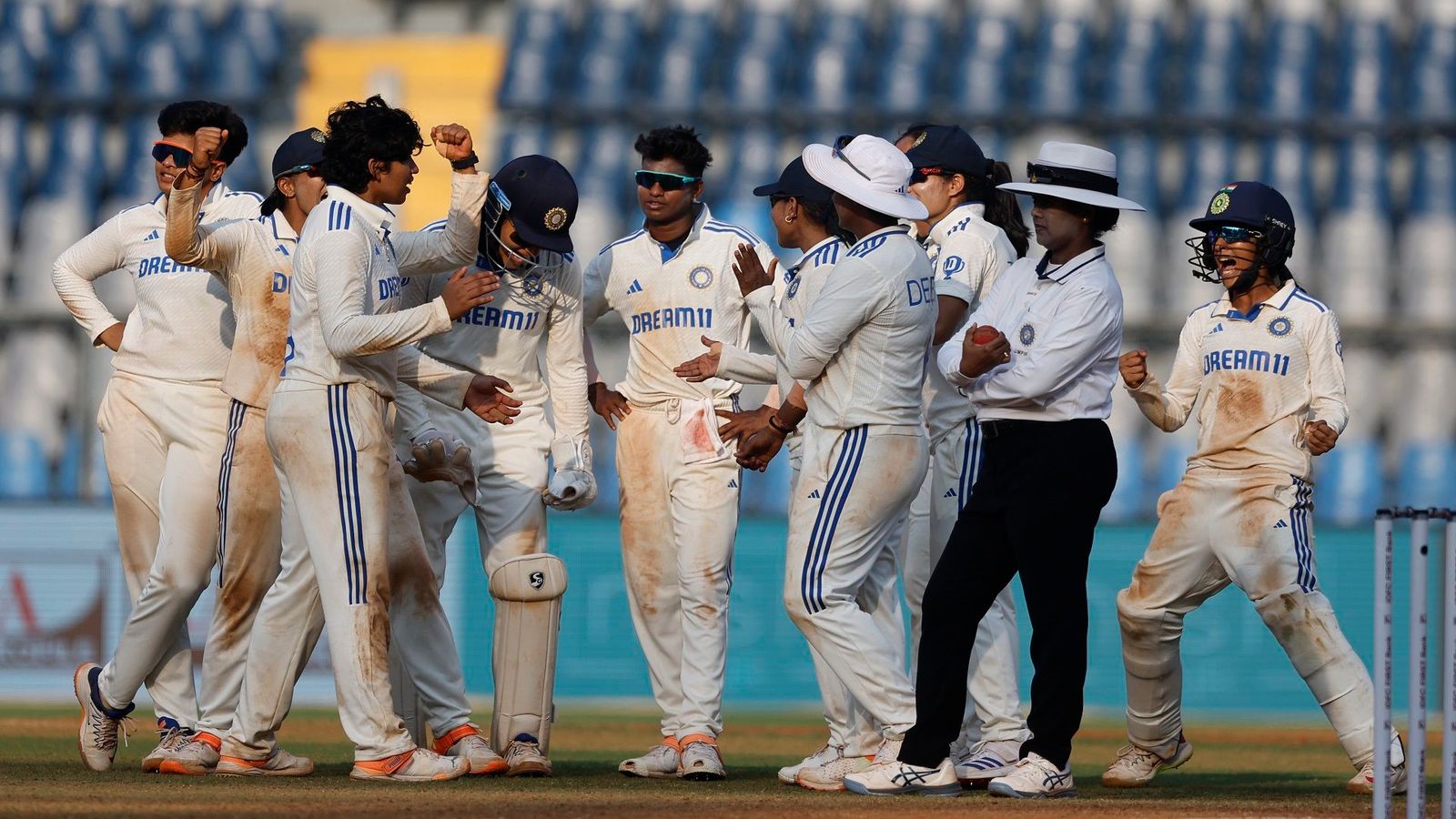 IND vs AUS: ताहलिया मैक्ग्रा की पारी से संभली ऑस्ट्रेलियाई टीम, टीम इंडिया पर बनाई बढ़त, रोमांचक हुआ मुकाबला IND vs AUS: ताहलिया मैक्ग्रा की पारी से संभली ऑस्ट्रेलियाई टीम, टीम इंडिया पर बनाई बढ़त, रोमांचक हुआ मुकाबला