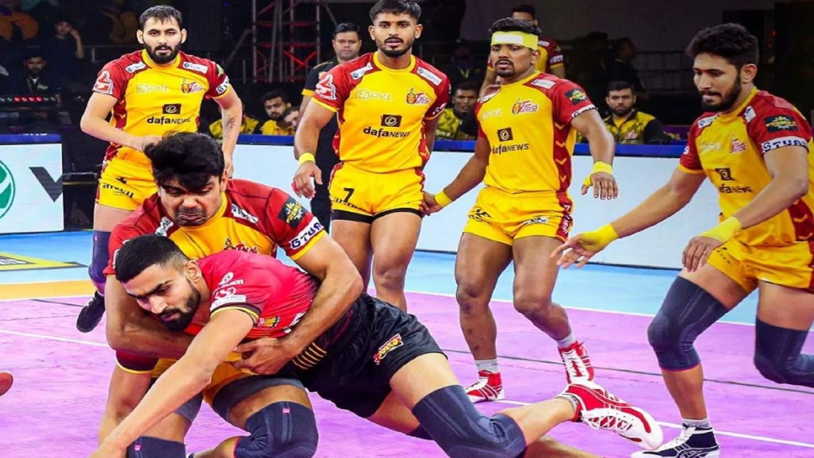 PKL 10: पवन सेहरावत को नहीं मिला टीम का साथ, टाइटंस को मिली बेंगलुरु से मात,  बंगाल भी यू मुंबा से हारा PKL 10: पवन सेहरावत को नहीं मिला टीम का साथ, टाइटंस को मिली बेंगलुरु से मात,  बंगाल भी यू मुंबा से हारा