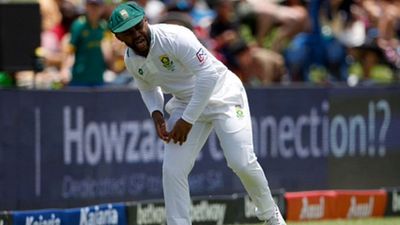 बड़ी खबर : साउथ अफ्रीका को झटका, कोहली का कवर ड्राइव रोकने में कप्तान चोटिल, मैच से बाहर होने का खतरा मंडराया टेम्बा बवुमा