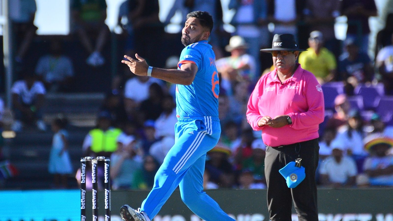 IND vs SA: सिराज-शार्दुल-प्रसिद्ध की कुटाई के बीच इस भारतीय पेसर ने साउथ अफ्रीका में मचाई धमाचौकड़ी, किए 5 शिकार IND vs SA: सिराज-शार्दुल-प्रसिद्ध की कुटाई के बीच इस भारतीय पेसर ने साउथ अफ्रीका में मचाई धमाचौकड़ी, किए 5 शिकार