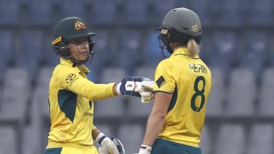 IND W vs AUS W: टीम इंडिया सबसे बड़ा स्कोर बनाकर भी ऑस्ट्रेलिया से हारी, 20 और 33 साल की खिलाड़ियों ने मिलकर धूल चटाई फीब लिचफील्ड और एलिस पैरी ने मिलकर 148 रन की साझेदारी की और भारत को हार की तरफ धकेल दिया.