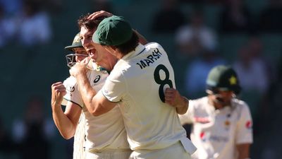 AUS vs PAK: 28 साल में ऑस्ट्रेलिया के घर में लगातार 16वां टेस्ट हारा पाकिस्तान, 317 का लक्ष्य नहीं हुआ चेज़, कमिंस-स्टार्क ने बरपाया कहर पैट कमिंस ने कमाल की बॉलिंग करते हुए ऑस्ट्रेलिया को पाकिस्तान पर जीत दिलाई.