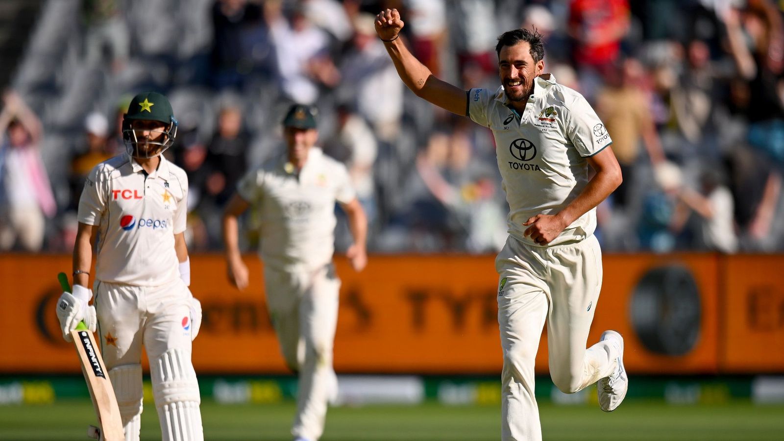 AUS vs PAK: पाकिस्तान के 10 बल्लेबाजों को दिया दर्द, फिर मिचेल स्टार्क ने वादा निभाया, अपने जूते गिफ्ट में दिए, Video AUS vs PAK: पाकिस्तान के 10 बल्लेबाजों को दिया दर्द, फिर मिचेल स्टार्क ने वादा निभाया, अपने जूते गिफ्ट में दिए, Video