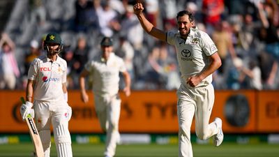 AUS vs PAK: पाकिस्तान के 10 बल्लेबाजों को दिया दर्द, फिर मिचेल स्टार्क ने वादा निभाया, अपने जूते गिफ्ट में दिए, Video मिचेल स्टार्क ने चार विकेट लिए