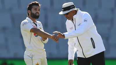 AUS vs PAK: मोहम्मद रिजवान को आउट करार देने से बौखलाया पाकिस्तान, ICC से करेगा अंपायर्स की शिकायत मोहम्मद रिजवान को आउट देने पर मेलबर्न टेस्ट में पाकिस्तान ने विवाद खड़ा किया था.