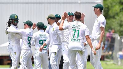 टीम इंडिया को रौंदने के बाद क्रिकेट पंडितों पर गरजे साउथ अफ्रीकी कोच, बोले- दूसरे देशों की तरह... साउथ अफ्रीका कभी भी अपने घर में भारत से टेस्ट सीरीज नहीं हारा.