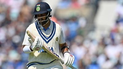 IND vs SA: शार्दुल ठाकुर को कंधे पर गेंद से लगी चोट, दर्द से कराह उठे, नहीं कर सके बॉलिंग, दूसरे टेस्ट से बाहर! शार्दुल ठाकुर हालिया समय में बुरी फॉर्म से गुजर रहे हैं.