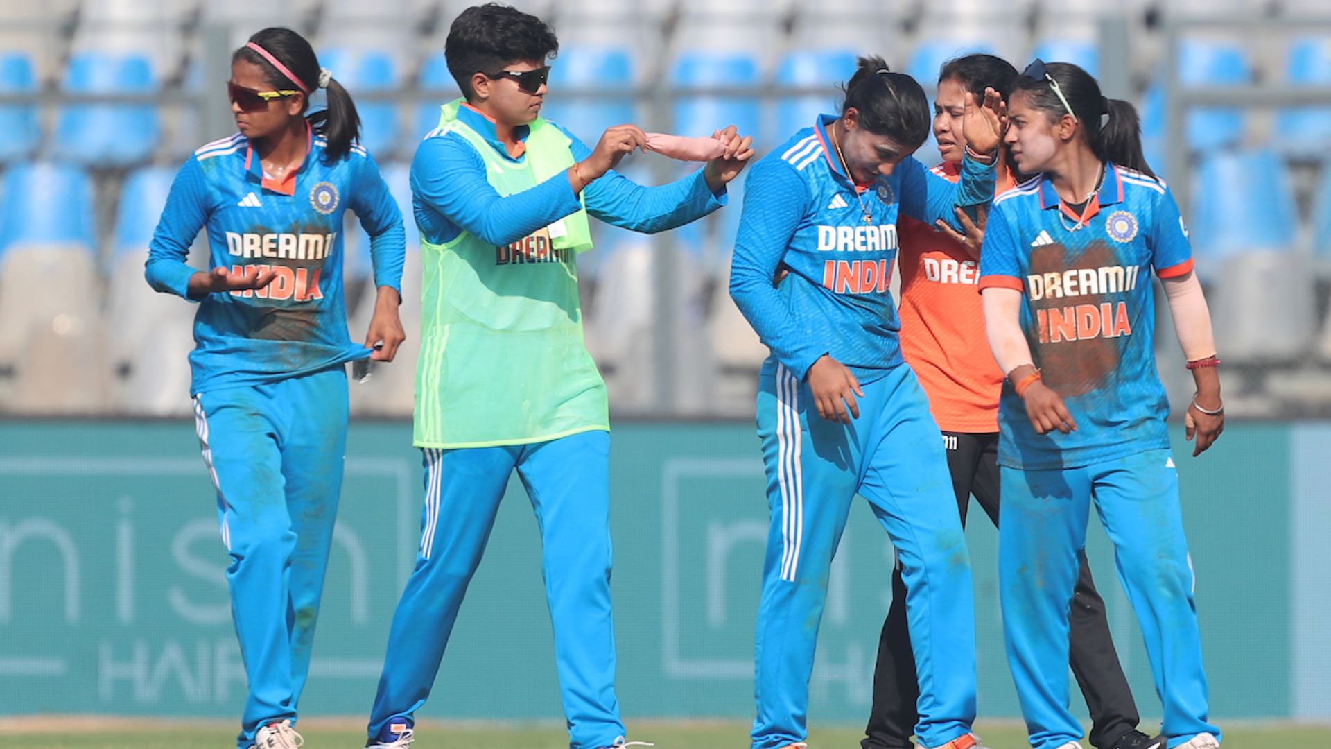 IND vs AUS: भारतीय खिलाड़ी फील्डिंग करते हुए भिड़ीं, सिर में चोट लगने से एक मैच से बाहर, भेजना पड़ा अस्पताल
