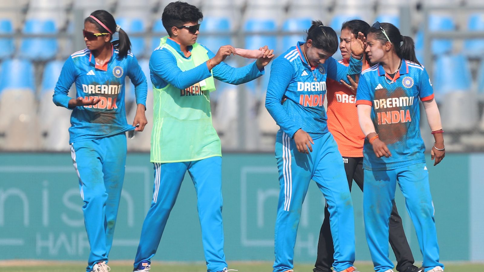 IND vs AUS: भारतीय खिलाड़ी फील्डिंग करते हुए भिड़ीं, सिर में चोट लगने से एक मैच से बाहर, भेजना पड़ा अस्पताल IND vs AUS: भारतीय खिलाड़ी फील्डिंग करते हुए भिड़ीं, सिर में चोट लगने से एक मैच से बाहर, भेजना पड़ा अस्पताल