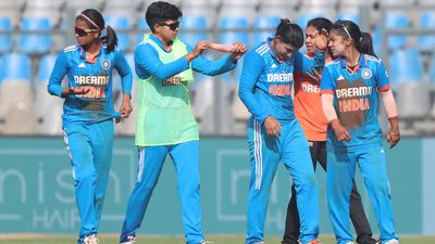 IND vs AUS: भारतीय खिलाड़ी फील्डिंग करते हुए भिड़ीं, सिर में चोट लगने से एक मैच से बाहर, भेजना पड़ा अस्पताल स्नेह राणा कन्कशन के चलते भारत-ऑस्ट्रेलिया दूसरे वनडे से बाहर हो गईं.