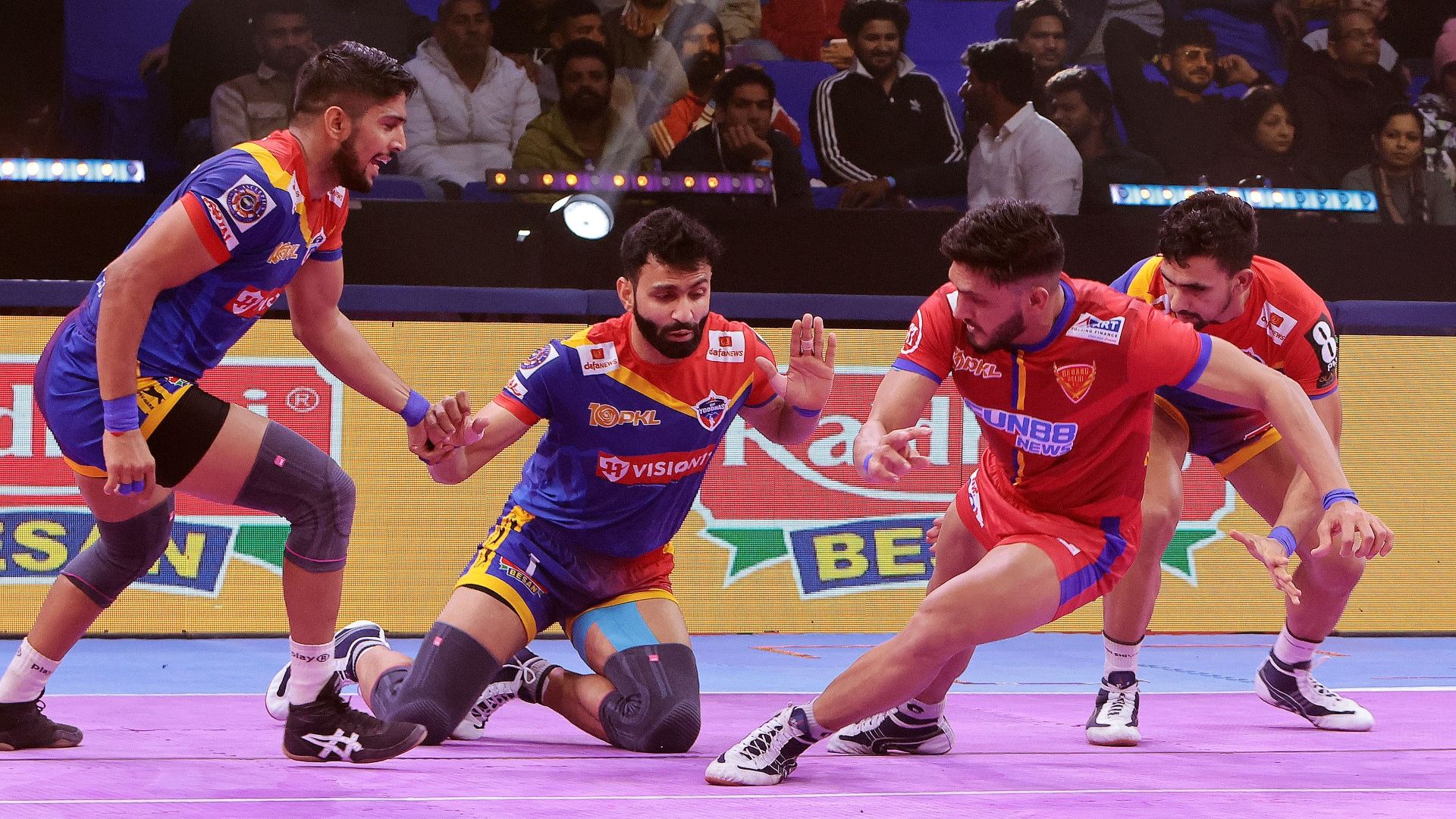 दबंग दिल्ली ने यूपी योद्धाज पर प्रो कबड्डी लीग में शानदार जीत दर्ज की.