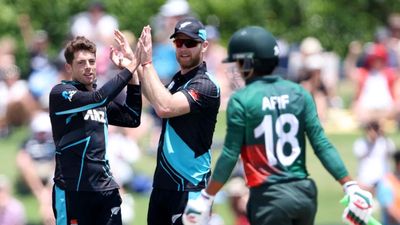 NZ vs BAN: बांग्लादेश के हाथ से फिसला इतिहास रचने का मौका, 45 पर आधी टीम आउट करने के बाद भी न्यूजीलैंड से हारे मिचेल सैंटनर और जिम्मी नीशम ने न्यूजीलैंड को बांग्लादेश पर तीसरे टी20 में जीत दिलाई.