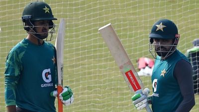 AUS vs PAK: पाकिस्तान क्लीन स्वीप से बचने को 21 साल के रणबांकुरे का कराएगा डेब्यू! 4 मैच में 3 शतक से 553 रन ठोक बन चुका है हीरो सैम अयूब (बाएं)पाकिस्तान बैटिंग का भविष्य माने जा रहे हैं.