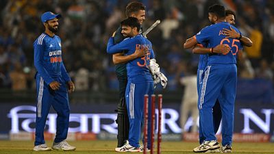 IPL में एक मैच बाद जिसे पूछा तक नहीं गया, उसने 17 गेंदों पर मचाई तबाही, गेंदबाजी पर लग चुका है बैन रायपुर टी20 जीतने के बाद क्रिस ग्रीन को गले लगाते रिंकू सिंह