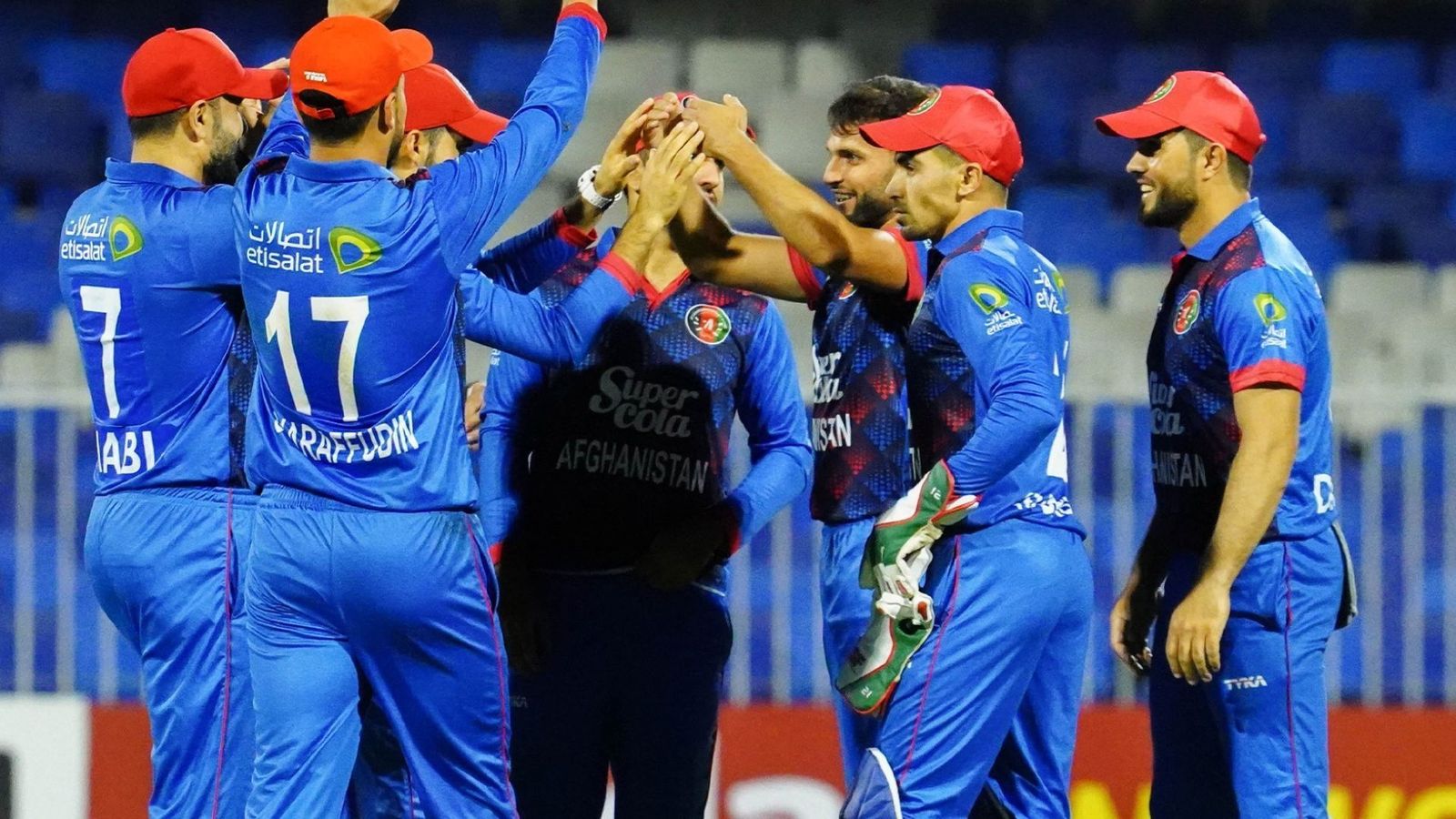 क्रिकेट बोर्ड से पंगा लेने वाले खिलाड़ी ने 4 विकेट लेकर अफगानिस्तान को दिलाई जीत, 9 गेंद रहते टी20 सीरीज पर जादरान की टीम ने जमाया कब्जा क्रिकेट बोर्ड से पंगा लेने वाले खिलाड़ी ने 4 विकेट लेकर अफगानिस्तान को दिलाई जीत, 9 गेंद रहते टी20 सीरीज पर जादरान की टीम ने जमाया कब्जा