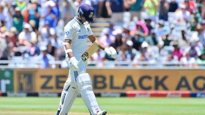 IND vs SA: 11 गेंद, 0 रन, 6 विकेट, ताश के पत्तों की तरह ढही टीम इंडिया, कोहली-राहुल-जडेजा सब ने टेके घुटने यशस्वी जायसवाल केप टाउन टेस्ट की पहली पारी में खाता तक नहीं खोल सके.