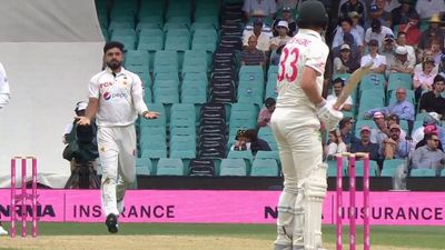 AUS vs PAK: आमिर जमाल ने सबके सामने बनाया लाबुशेन का मजाक, बिना गेंद लिए बॉलिंग करने भागे फिर दिखाए खाली हाथ, Video वायरल आमिर जमाल और मार्नस लाबुशेन