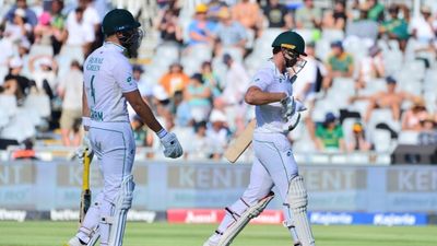 IND vs SA: टीम इंडिया ने बिगाड़ा एल्गर का आखिरी और स्टब्स का डेब्यू टेस्ट, एक सदी बाद क्रिकेट में दिखा हैरतअंगेज कमाल ट्रिस्टन स्टब्स (बाएं) डेब्यू टेस्ट में एक दिन में ही दो बार आउट हो गए.