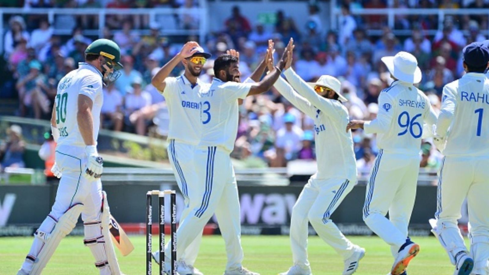 IND vs SA: भारतीय सीमर्स ने तीसरी बार टेस्ट क्रिकेट में किया ये खास कमाल, हर बार बुमराह ने किया करिश्मा IND vs SA: भारतीय सीमर्स ने तीसरी बार टेस्ट क्रिकेट में किया ये खास कमाल, हर बार बुमराह ने किया करिश्मा