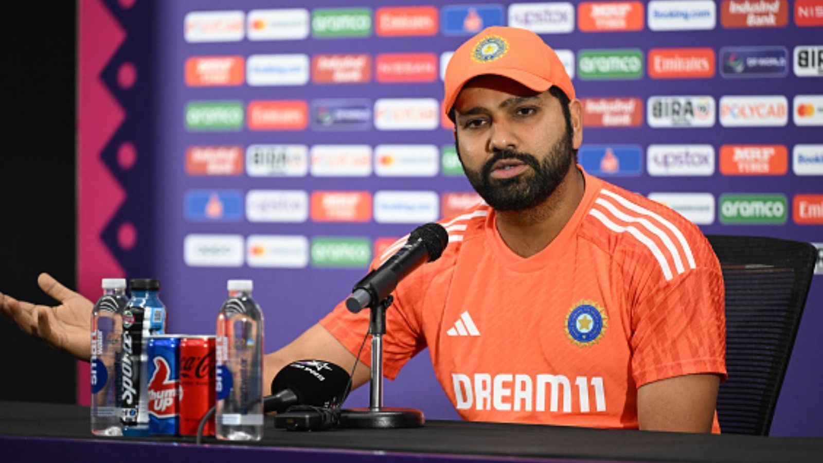 IND vs SA: केपटाउन की पिच से खुश नहीं दिखे रोहित शर्मा, कहा- भारत में जब तक सभी अपना मुंह बंद रखें, ICC को... IND vs SA: केपटाउन की पिच से खुश नहीं दिखे रोहित शर्मा, कहा- भारत में जब तक सभी अपना मुंह बंद रखें, ICC को...