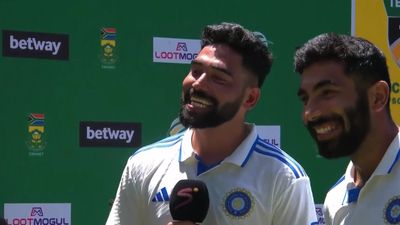 IND vs SA: सिराज-बुमराह ने जीत के बाद खोल दिया कहर बरपाती गेंदबाजी का राज, कहा- जब हम दोनों साथ खेलते हैं तो... मोहम्मद सिराज और जसप्रीत बुमराह ने साउथ अफ्रीका में जबरदस्त बॉलिंग की.
