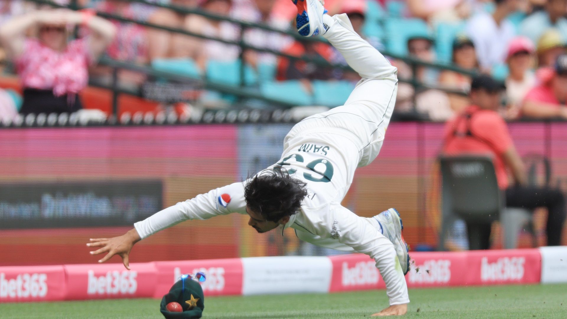 AUS vs PAK: सईम अयूब के कैप से हिट हुई गेंद, फिर भी पाकिस्‍तान को नहीं मिली सजा, इस घटना की वजह से बची शान मसूद की टीम