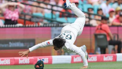 AUS vs PAK: सईम अयूब के कैप से हिट हुई गेंद, फिर भी पाकिस्तान को नहीं मिली सजा, इस घटना की वजह से बची शान मसूद की टीम सईम अयूब की कैप से टकराई गेंद