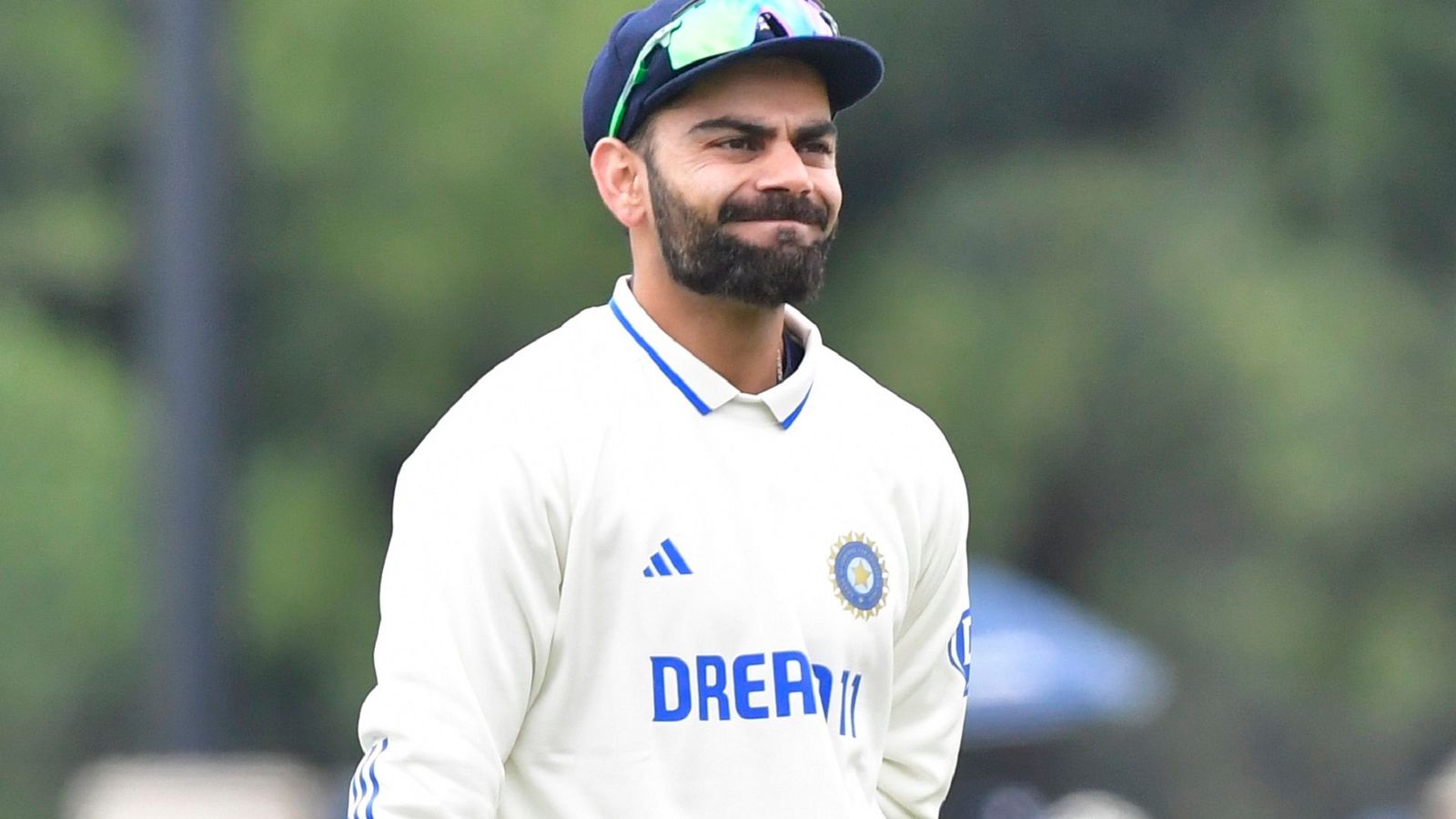 IND vs SA: डेढ़ दिन में जीतने के बाद कोहली ने दिया साउथ अफ्रीकी स्टार को गिफ्ट, स्पिनर का आया करोड़ों दिल जीतने वाला रिएक्शन IND vs SA: डेढ़ दिन में जीतने के बाद कोहली ने दिया साउथ अफ्रीकी स्टार को गिफ्ट, स्पिनर का आया करोड़ों दिल जीतने वाला रिएक्शन