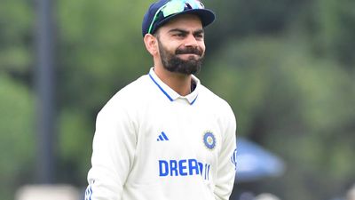 IND vs SA: डेढ़ दिन में जीतने के बाद कोहली ने दिया साउथ अफ्रीकी स्टार को गिफ्ट, स्पिनर का आया करोड़ों दिल जीतने वाला रिएक्शन केशव महाराज ने विराट कोहली को कहा शुक्रिया