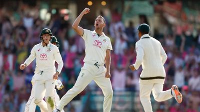 AUS vs PAK: जमाल के कमाल से ऑस्ट्रेलिया ने 10 रन में गंवाए 5 विकेट, पहली पारी में पिछड़ा, फिर हेजलवुड के तूफान में पाकिस्तान का निकला दम जॉश हेजलवुड ने एक ओवर में पाकिस्तान के 3 विकेट लेकर सिडनी टेस्ट में ऑस्ट्रेलिया को आगे कर दिया.