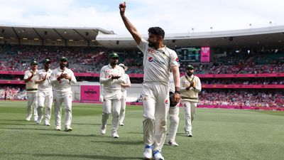 उबर ड्राइवर बना ऑस्ट्रेलिया की तबाही, जहां चलाता था टैक्सी अब वहीं बना हीरो, जोरदार है इस पाकिस्तानी क्रिकेटर की कहानी आमिर जमाल ने लिए 6 विकेट