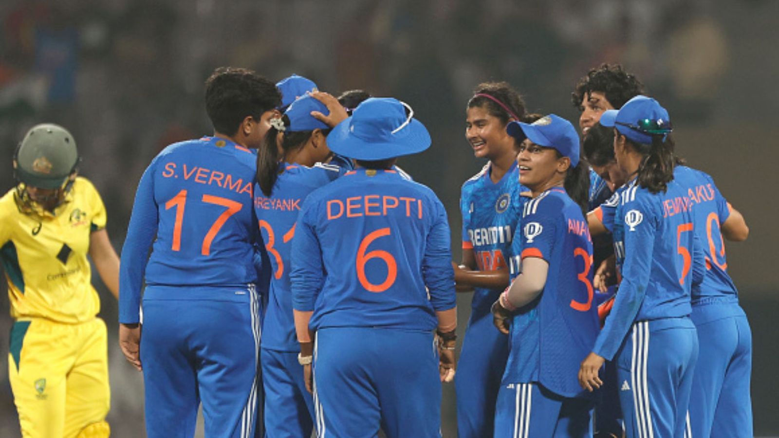 ऑस्ट्रेलिया के खिलाफ 4 विकेट लेने वाली साधू ने खोला ड्रेसिंग रूम का बड़ा राज, कहा - पार्टी देनी पड़ेगी क्योंकि...
ऑस्ट्रेलिया के खिलाफ 4 विकेट लेने वाली साधू ने खोला ड्रेसिंग रूम का बड़ा राज, कहा - पार्टी देनी पड़ेगी क्योंकि...