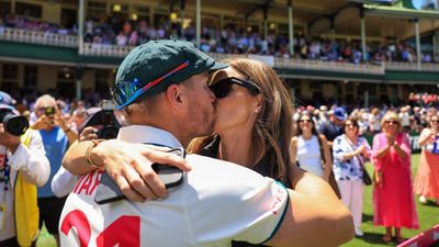 आखिरी टेस्ट के बाद इमोशनल हुए वॉर्नर, मुश्किल समय में साथ देने वाली पत्नी के लिए कही दिल की बात, बोले- मैं मरते दम... डेविड वॉर्नर ने आखिरी टेस्ट के बाद पत्नी कैंडिस को किस किया