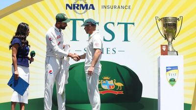 पाकिस्तानी कप्तान शान मसूद ने हार के बाद वॉर्नर को स्टेज पर बुलाया, फिर गिफ्ट में दी बाबर आजम की अनमोल चीज, Video शान मसूद ने वॉर्नर को जर्सी गिफ्ट की