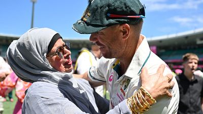 उस्मान ख्वाजा की मां के लिए 'शैतान' कैसे बन गए डेविड वॉर्नर? ऑस्ट्रेलियाई बल्लेबाज ने बताई पूरी कहानी डेविड वॉर्नर ने आखिरी टेस्ट के बाद उस्मान ख्वाजा की मां को गले लगाया