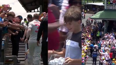 AUS vs PAK : डेविड वॉर्नर का हेलमेट और ग्लव्स मिलते ही खुशी से भागा फैन, दिल जीत लेगा ये Video! डेविड वॉर्नर ने फैन को दिया हेलमेट और ग्लव्स (फोटो क्रेडिट - ट्विटर)