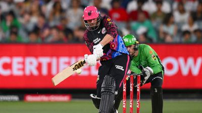 IPL नीलामी में जिसे नहीं मिले दो करोड़, उसी ने 12 चौके से ठोके 79 रन, मैक्सवेल की टीम को 7 विकेट से मिली हार जेम्स विंस