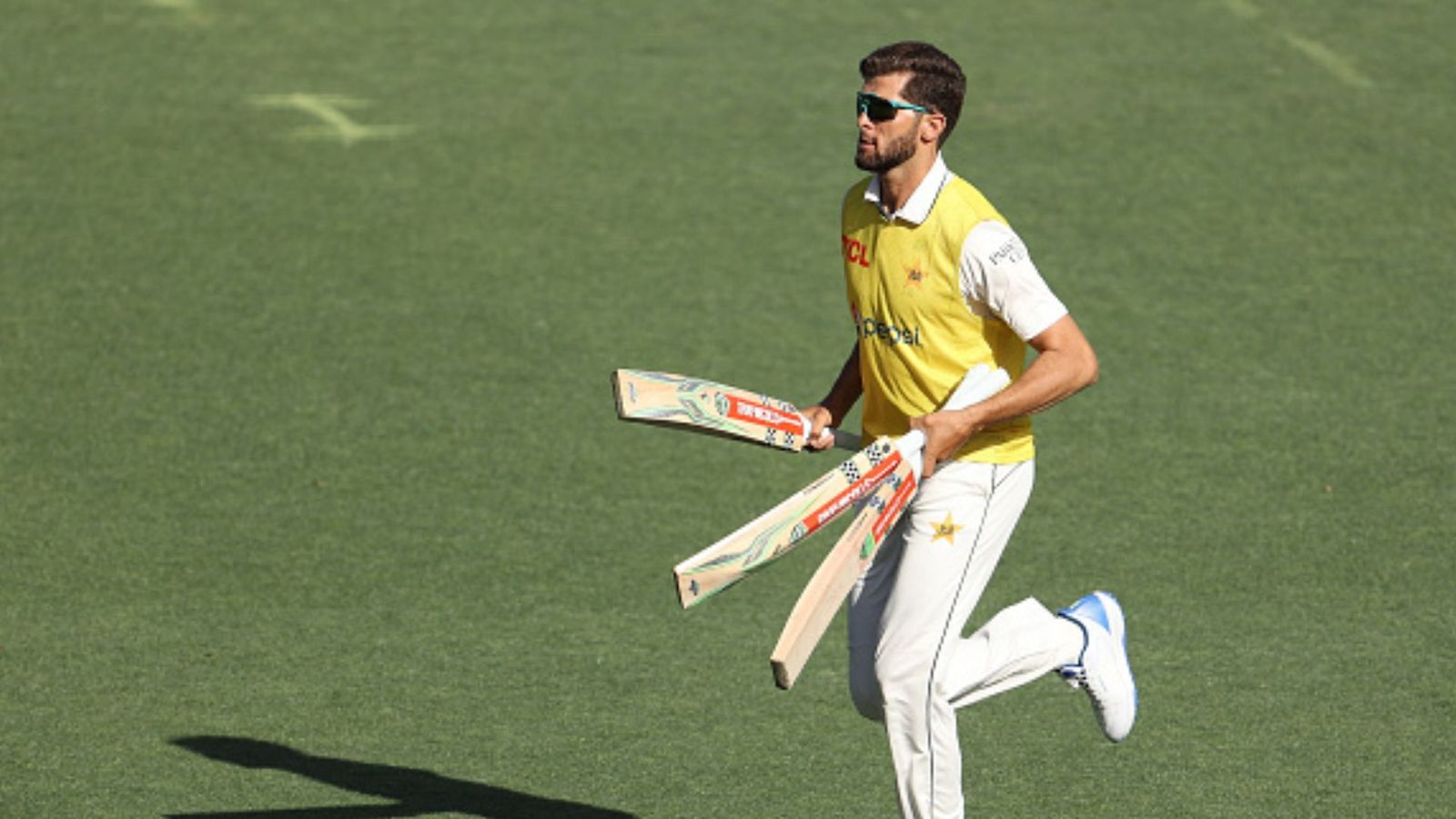 AUS vs PAK : सिडनी टेस्ट मैच में क्यों नहीं खेल सके पाकिस्तान के शाहीन अफरीदी, हफीज ने बताई पूरी कहानी AUS vs PAK : सिडनी टेस्ट मैच में क्यों नहीं खेल सके पाकिस्तान के शाहीन अफरीदी, हफीज ने बताई पूरी कहानी