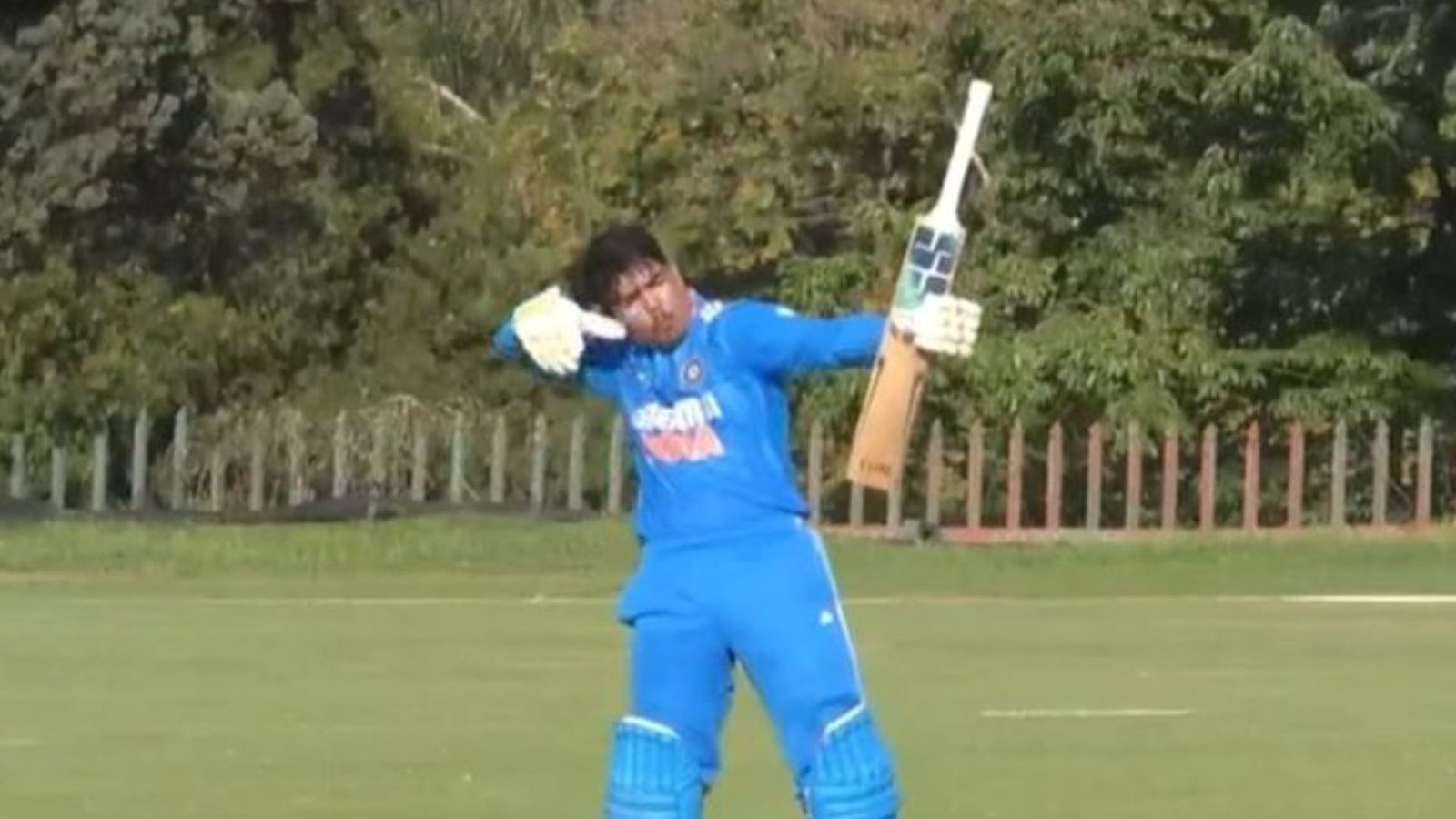 IND vs SA : U-19 टीम इंडिया के कप्तान उदय सहारन ने 112 रनों की पारी से साउथ अफ्रीका को खदेड़ा, भारत ने जड़ा जीत का 'चौका' IND vs SA : U-19 टीम इंडिया के कप्तान उदय सहारन ने 112 रनों की पारी से साउथ अफ्रीका को खदेड़ा, भारत ने जड़ा जीत का 'चौका'