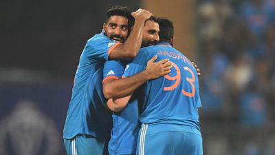 बड़ी खबर: रोहित शर्मा को तगड़ा झटका, टीम इंडिया का सबसे अनुभवी गेंदबाज इंग्लैंड के खिलाफ टेस्ट सीरीज से हो सकता है बाहर मोहम्मद सिराज, मोहम्मद शमी और जसप्रीत बुमराह