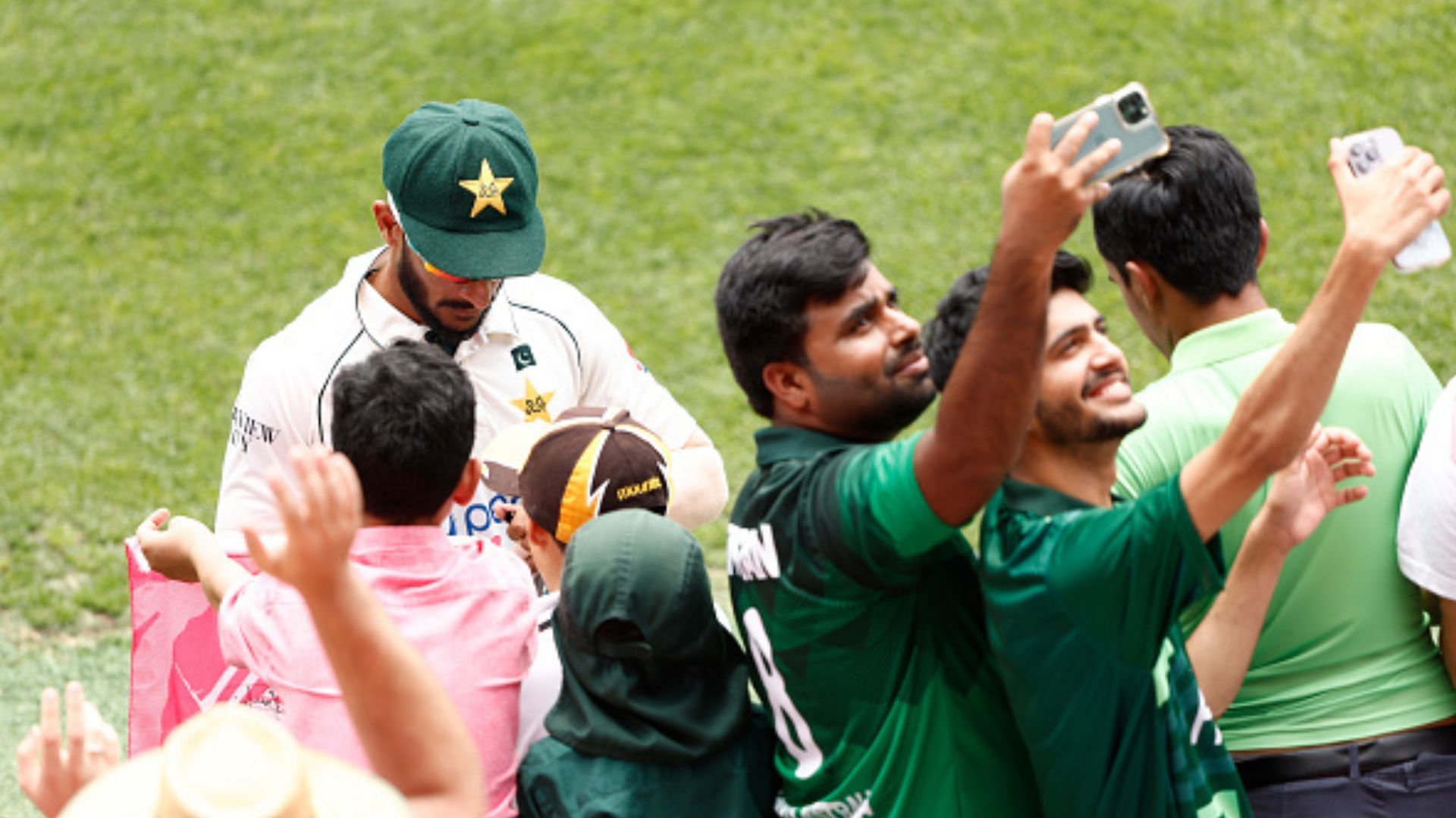 इधर आना, कौन मुझे सिखाएगा कैच करना? फील्डिंग को लेकर फैन ने दिया ताना तो हसन अली ने बीच मैदान पर...VIDEO