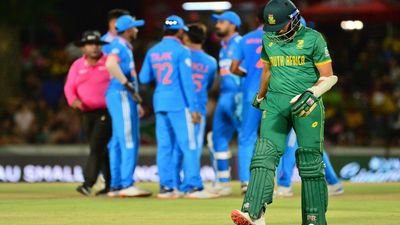 'मैदान में एंट्री करते ही बजाएं राम सिया राम', विदेशी खिलाड़ी की भारत के खिलाफ टेस्ट सीरीज में गजब की अपील केशव महाराज के बैटिंग के लिए मैदान पर आते ही बजने लगता था राम सिया राम गाना