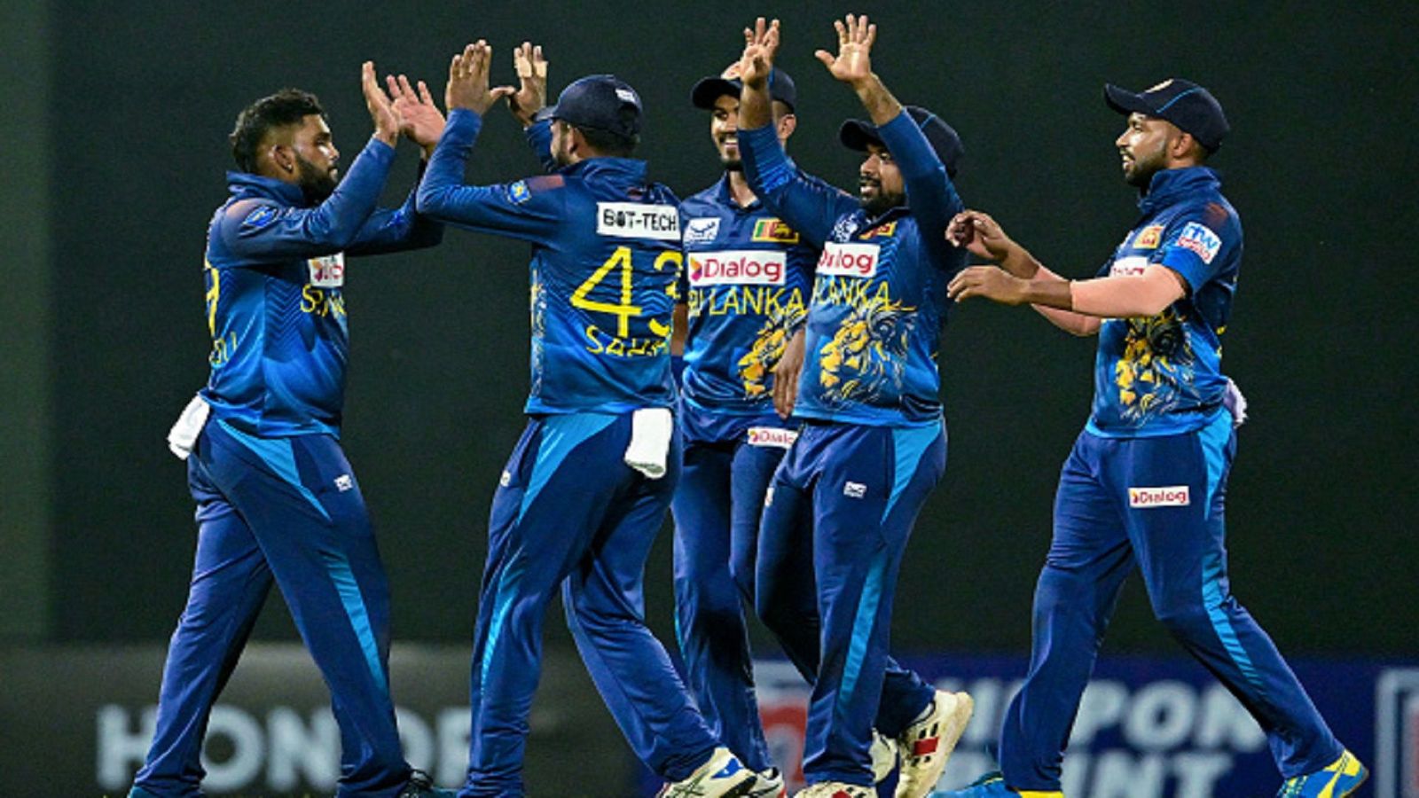 वनडे क्रिकेट के इतिहास की 5वीं सबसे बेस्ट बॉलिंग के साथ इस गेंदबाज का कमबैक, श्रीलंका को दिलाई बड़ी जीत, सीरीज पर भी कब्जा वनडे क्रिकेट के इतिहास की 5वीं सबसे बेस्ट बॉलिंग के साथ इस गेंदबाज का कमबैक, श्रीलंका को दिलाई बड़ी जीत, सीरीज पर भी कब्जा