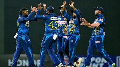 वनडे क्रिकेट के इतिहास की 5वीं सबसे बेस्ट बॉलिंग के साथ इस गेंदबाज का कमबैक, श्रीलंका को दिलाई बड़ी जीत, सीरीज पर भी कब्जा वानिंदु हसरंगा ने 19 रन पर सात विकेट लिए