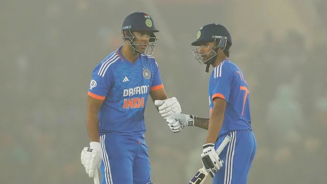धोनी से टिप्स लेकर सुधारी बैटिंग, बॉलिंग में भी बना भरोसेमंद, अब T20 World Cup पर गड़ाई नज़रें, हार्दिक की बढ़ेगी मुश्किलें! शिवम दुबे (बाएं) ने अफगानिस्तान के खिलाफ नाबाद 60 रन की पारी से भारत को जीत दिलाई.