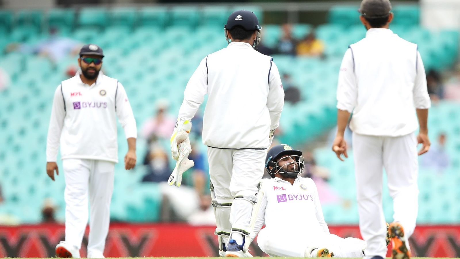 भारतीय खिलाड़ी ने मैच शुरू होने से ठीक पहले छोड़ी कप्तानी, पिछले मैच के शतकवीर को मिली कमान भारतीय खिलाड़ी ने मैच शुरू होने से ठीक पहले छोड़ी कप्तानी, पिछले मैच के शतकवीर को मिली कमान