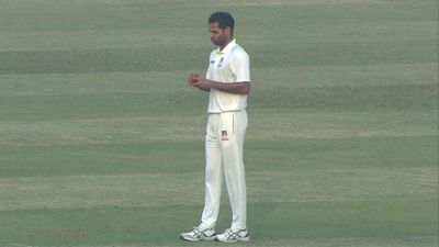 भुवनेश्वर कुमार 7 साल बाद रणजी ट्रॉफी खेलने उतरे, पहले ही दिन मचाया हड़कंप, बंगाल के धुरंधर हुए जमींदोज भुवनेश्वर कुमार ने रणजी ट्रॉफी में वापसी करते हुए कहर बरपा दिया.