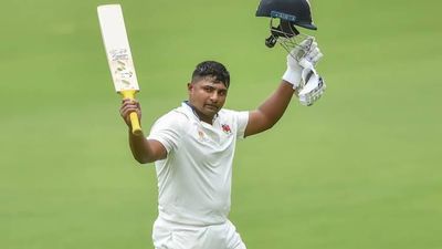 सरफराज खान की आतिशी बैटिंग, टीम इंडिया में नहीं मिला मौका तो इंग्लिश गेंदबाजों को पीटा, 4 रन से शतक से चूके सरफराज खान घरेलू क्रिकेट में लगातार रन बरसा रहे हैं.