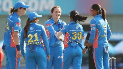 30 गेंद में 21 रन की जरूरत फिर मुंबई इंडियंस की बॉलर ने पलटा खेल, मैच हो गया टाई, जानिए 24 बॉल की रोमांचक कहानी अमीलिया कर (बीच में) डब्ल्यूपीएल में मुंबई इंडियंस के लिए खेलती हैं.