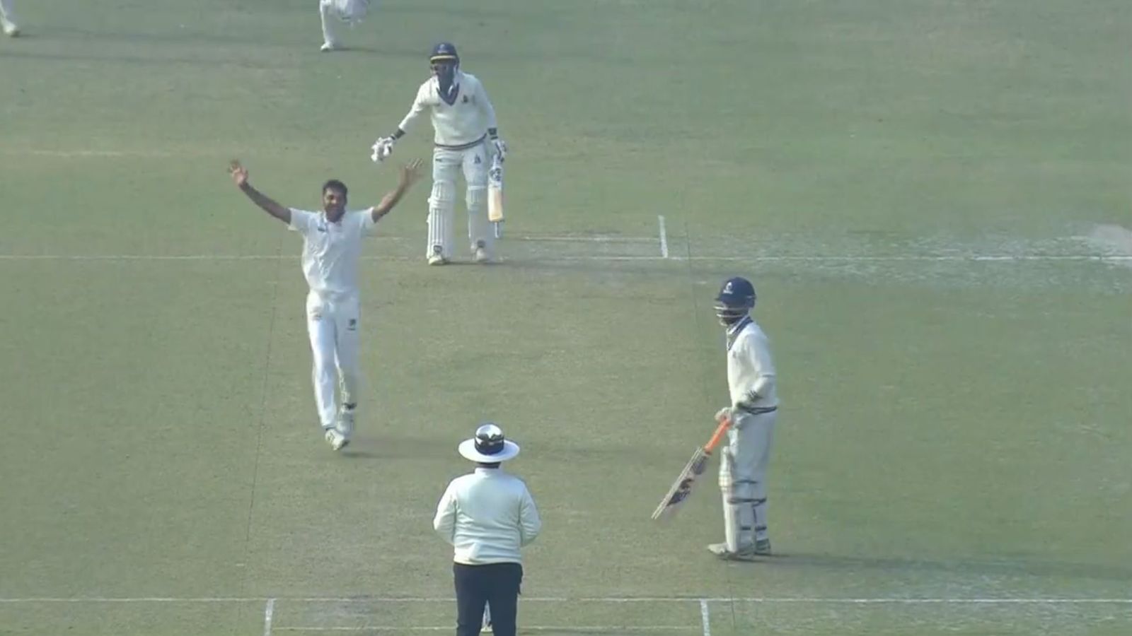 भुवनेश्वर कुमार ने 7 साल बाद वापसी पर बरपाया कहर, 8 विकेट लेकर पहली बार किया ये कमाल, बंगाल के मंसूबों पर फेरा पानी   भुवनेश्वर कुमार ने 7 साल बाद वापसी पर बरपाया कहर, 8 विकेट लेकर पहली बार किया ये कमाल, बंगाल के मंसूबों पर फेरा पानी